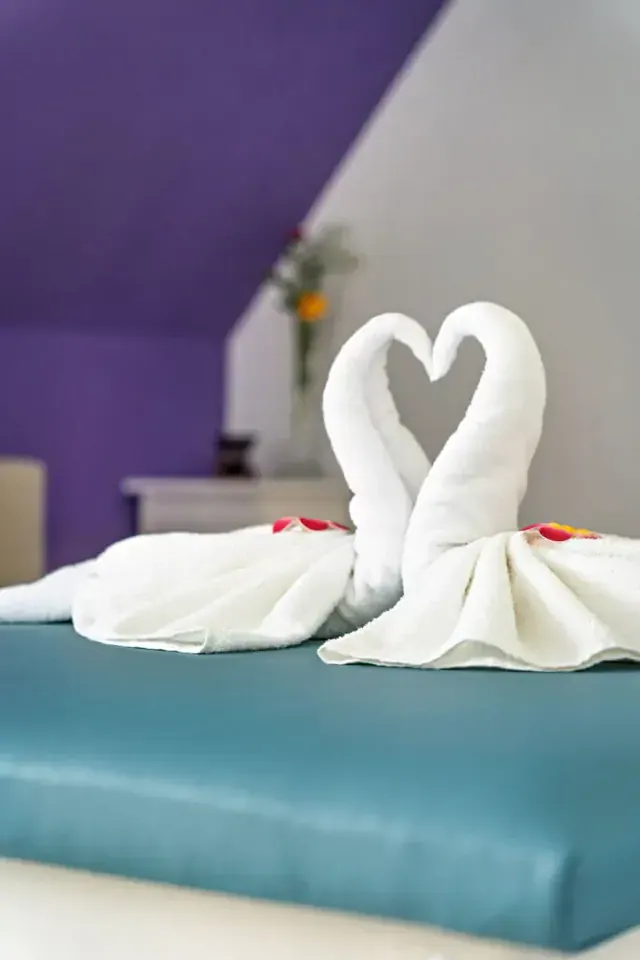 Liebevoll gefaltete Handtuchschwäne